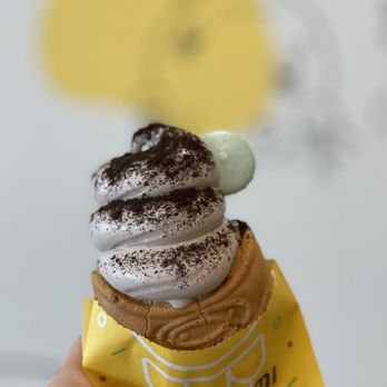 Somisomi - Cookies cream with Oreo sprinkles and macaroon - Desserts Near Me - Carrollton, Texas Somisomi - Cookies cream with Oreo sprinkles and macaroon - Desserts Near Me - Carrollton, Texas