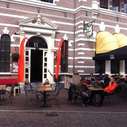 Grand CRU Cafe Public - De ingang van grand Café Public