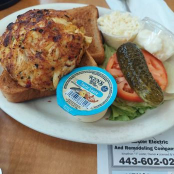 Double T Diner - White Marsh - Huge crab cake - Diners Near Me - White Marsh, Maryland
