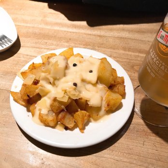 König Barcelona Centre - Four cheese brava-style fries. - Burgers Near Me - Barcelona, B