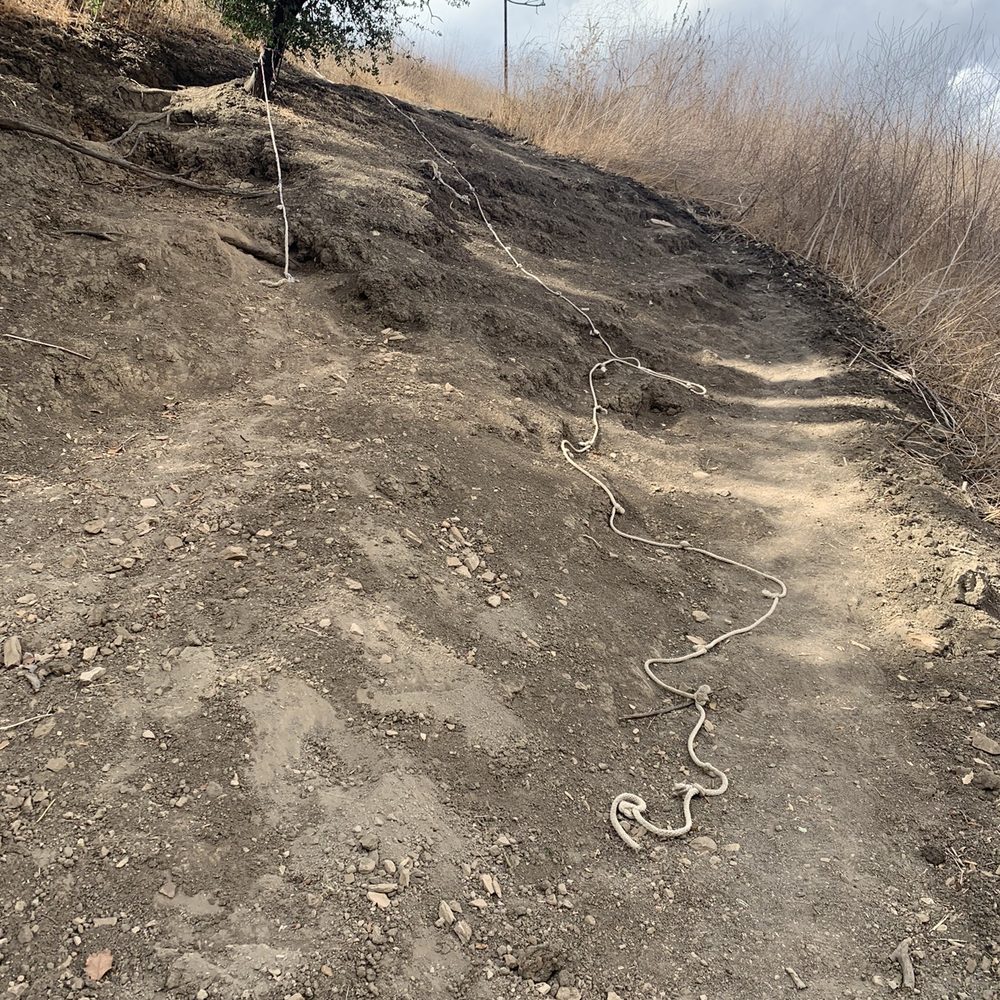 Calabasas Hidden Stairs - Rope for the steep trail - Hiking Near Me Calabasas Hidden Stairs - Rope for the steep trail - Hiking Near Me