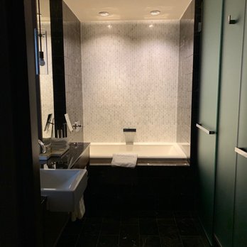 Loden Hotel - View of bathroom - Hotels Near Me - Vancouver, British Columbia