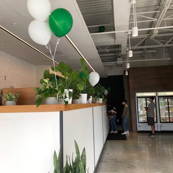 Pure Raw Juice - Inside the store, plenty of seating - Acai Bowls Near Me - Cockeysville, Maryland