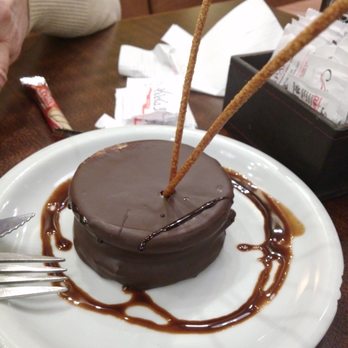 Adela's Coffee Bar - Alfajor de chocolate. No lo recomiendo, mucha pinta pero poco dulce de leche. - Restaurants Near Me - Caseros, B