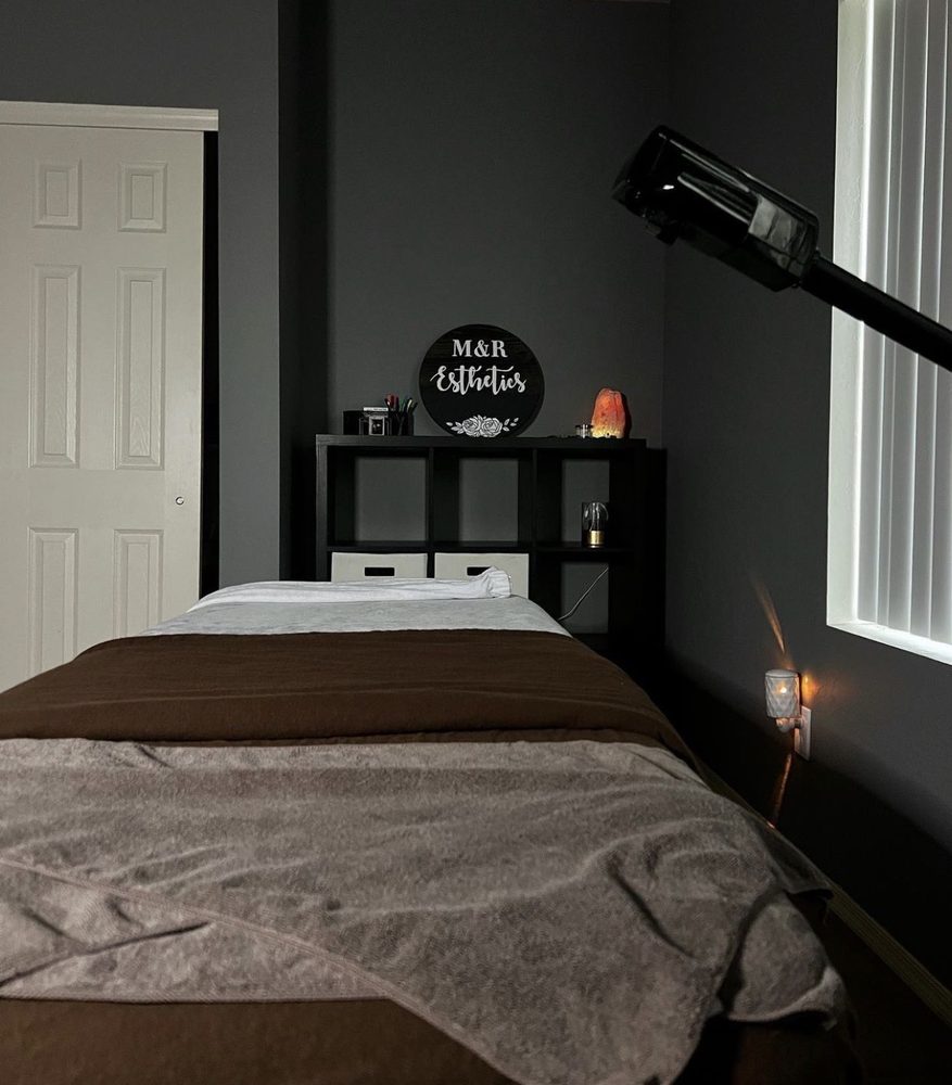 M&R Esthetics Logo