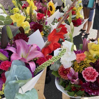 Beaverton Farmers Market - Flower stop - Farmers Market Near Me - Beaverton, Oregon
