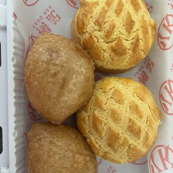Yang Kee - Crust Glutinous chicken dumpling and pineapple buns - Dim Sum Near Me - Sacramento, California Yang Kee - Crust Glutinous chicken dumpling and pineapple buns - Dim Sum Near Me - Sacramento, California