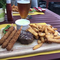 Restaurant Løjtehus - Deras egen rekommendation  En rejäl köttbit med pommes, bearnaisesås och 3 friterade räkor