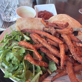 Four Leaves - Yummy Hangar steak - Fish & Chips Near Me - Park Ridge, New Jersey