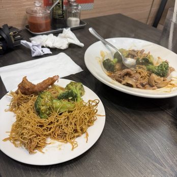 Yi Xin Cafe - Beef broccoli crispy noodle - Hong Kong Style Cafe Near Me - Honolulu, Hawaii Yi Xin Cafe - Beef broccoli crispy noodle - Hong Kong Style Cafe Near Me - Honolulu, Hawaii
