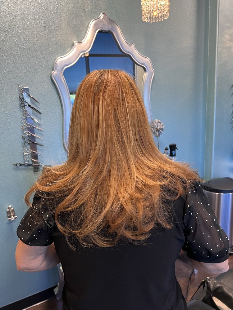 Rich & Famous Hair Studio Logo