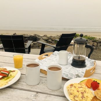 Ocean Point Inn - Breakfast on the outdoor patio area - Hotels Near Me - Arch Cape, Oregon
