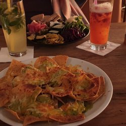 Riedel's Ottensen - Nachos mit Guacamole und Käse überbacken