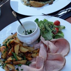 Em Ahle Kohberg - Saftige Kalbsnuss mit knusprigen Kartoffeln und lexlerem Salat