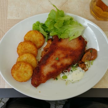 Ratskeller - Das Schnitzel mit Pfifferlingen und Kartoffel-Medailons - German Near Me - Wernigerode, ST