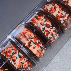 FroYo Frozen Yogurt and Ice Cream - French vanilla frozen yogurt sandwiches