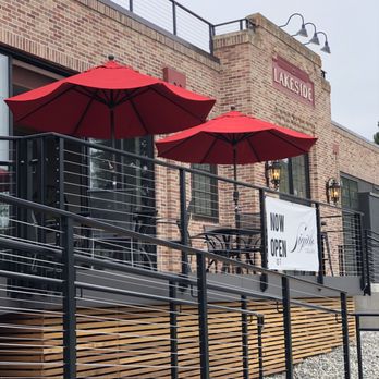 Sigillo Cellars - Exterior and patio - Wine Tasting Room Near Me - Chelan, Washington