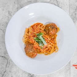 Finas Trattoria - Spaghetti & Meatballs
Savory, hand-rolled meatballs served over a bed of tender spaghetti. Smothered in our signature house-made marinara.