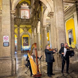 Casino Español de México - Live music at the entrance to the party