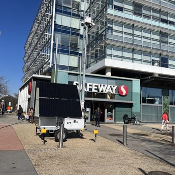 Safeway - the entrance to a safeway store - Grocery Near Me - Washington, DC, District of Columbia