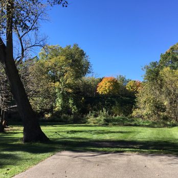 Edgebrook Golf Course - Hole #5 85yds elevated small green - Golf Near Me - Chicago, Illinois