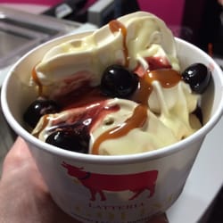 Latteria Ugolini - Gelato caramello e vaniglia ricoperto con creme mou e cioccolato bianco e poi amarene. Fatto tutto io