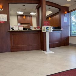 MD Now Urgent Care - Lobby where the mean lady works