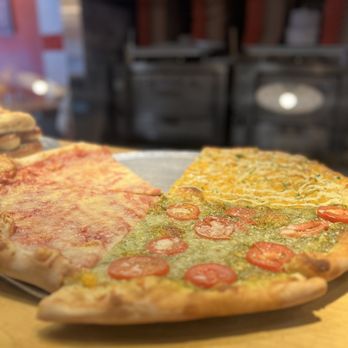Ian’s Pizza Madison | Frances Street - Tomato Pesto Mac n Cheese Pizza Pomodoro slices - Pizza Near Me - Madison, Wisconsin Ian’s Pizza Madison | Frances Street - Tomato Pesto Mac n Cheese Pizza Pomodoro slices - Pizza Near Me - Madison, Wisconsin