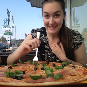 Robbans Pizza - Men när pizzan kommer är lyckan total! - Pizza Near Me - Botkyrka, Alberta