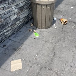 Royal Farms - Trash everywhere.
