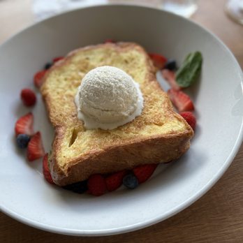 Waikiki Leia - Thick French toast with ice cream and berries set - Wedding Chapels Near Me - Honolulu, Hawaii Waikiki Leia - Thick French toast with ice cream and berries set - Wedding Chapels Near Me - Honolulu, Hawaii