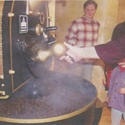 Kaffeerösterei Klingler - Der frisch geröstete Kaffee fällt aus der Rösttrommel