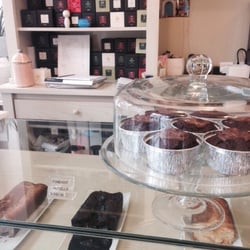 Le Salon Blanc - La déco très girly et les cakes en vitrine