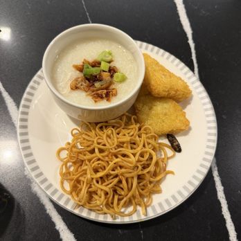 SilverKris Lounge - Congee, noodles and hash browns - Airport Lounges Near Me - Greater London, XGL