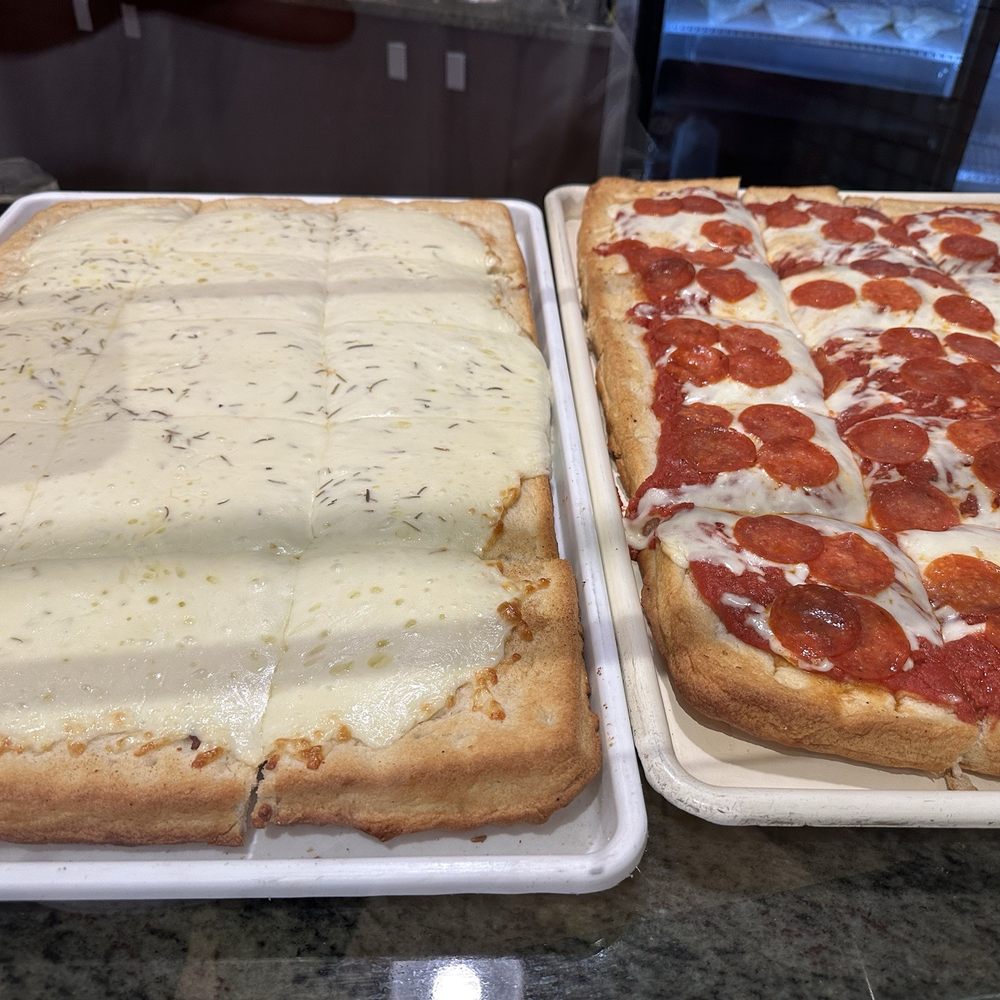 Pizza - IG @bougiefoodieboi Pizza - IG @bougiefoodieboi