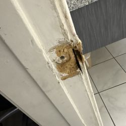 Days Inn by Wyndham Riverside Tyler Mall - Broken bathroom door