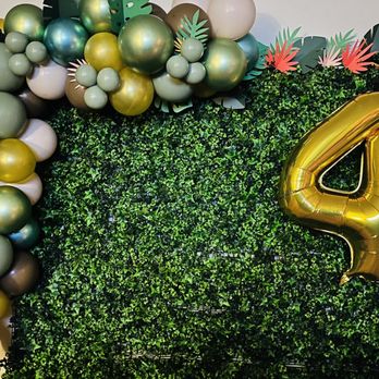 Queen Bee Photo Booth  - Foliage back drop - Photo Booth Rentals Near Me