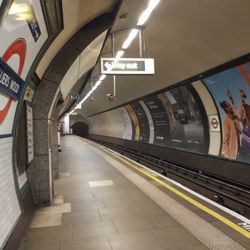 Colliers Wood London Underground Station - Platform