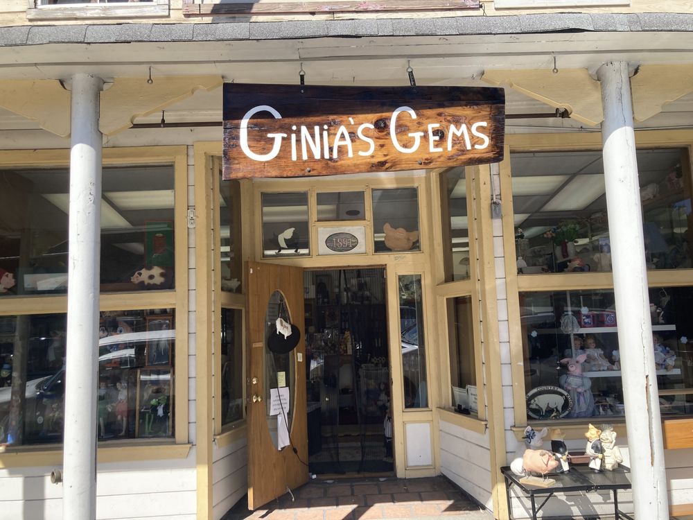 Ginia’s Gems Logo