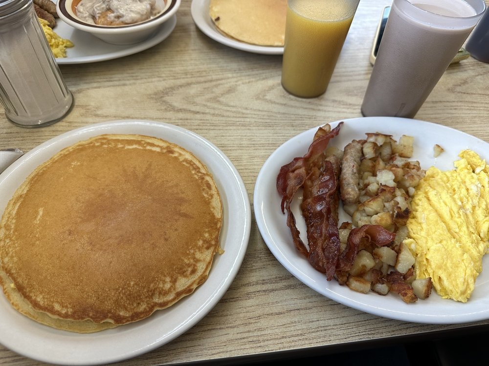 The Family Diner Logo