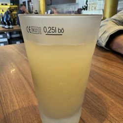 Weingut Helmut Schreieck - Saueren neuen Wein und abgestandenen Secco Rosé. Auf Nachfrage wurde eine neue Flasche geholt. Nicht normal