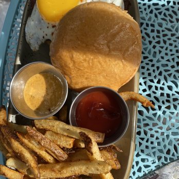 Common Restaurant - Brunch Burger - Cocktail Bars Near Me - Savannah, Georgia Common Restaurant - Brunch Burger - Cocktail Bars Near Me - Savannah, Georgia