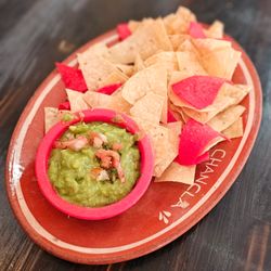 La Chancla Mexican Grill - Guacamole and chips