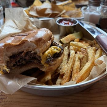 Otto’s Ice House - Smash burger - Bars Near Me - San Antonio, Texas