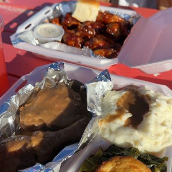 Ray Dubbz - a tray of food on a picnic table - Food Trucks Near Me - Springdale, Arkansas