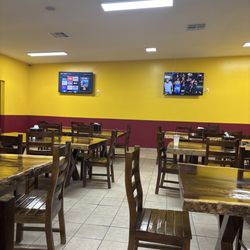 Pollo Lucas - Comfortable seating area!