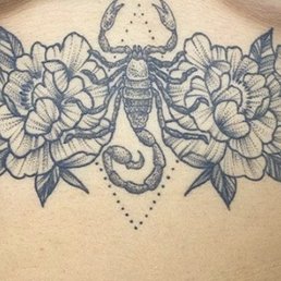 First ever tattoo I'd gotten done with Mary back in 2019 that is still so vibrant and beautiful!