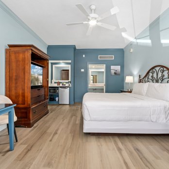 Beachside Inn - Modern coastal King room at Beachside Inn in Crystal Beach, Fla. - Hotels Near Me - Destin, Florida