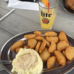 Fried green tomatoes & mashed potatoes with white gravy