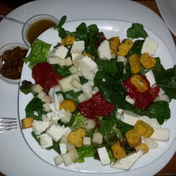 Tio Gu Café - Saladinha de tomate seco e queijinho branco do Tio Gu Creperia